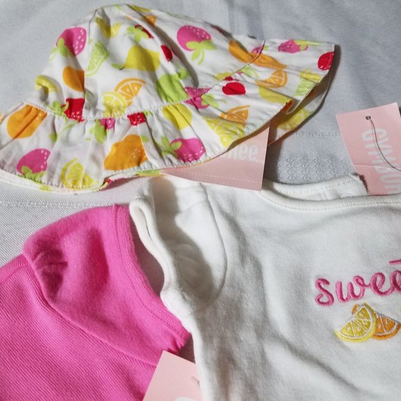 GYMBOREE Berry Sweet 0-3 month 3 bodysuits, hat & socks NWT - Picture 8 of 10